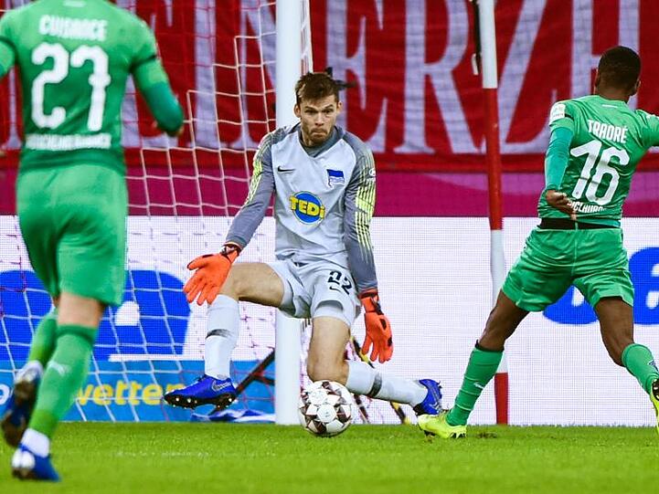 Berlins Torwart Rune Almenning Jarstein (M) wehrt einen Torschuss von Gladbachs Ibrahima Traore (r) ab.