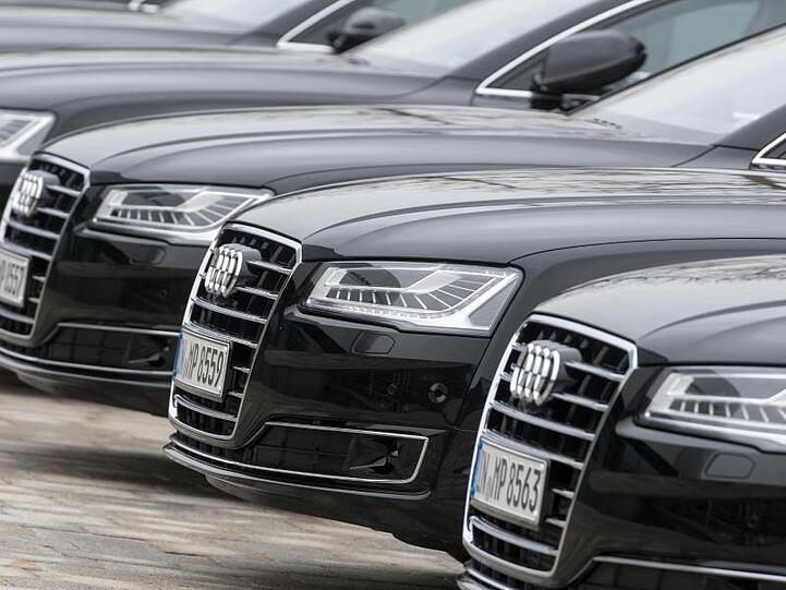 Autos von Audi stehen nebeneinander. Foto: Armin Weigel/Archivbild