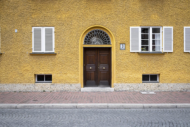 Grobkörniger Strukturputz prägt auch die charakteristische Fassade in der Borstei in Moosach.