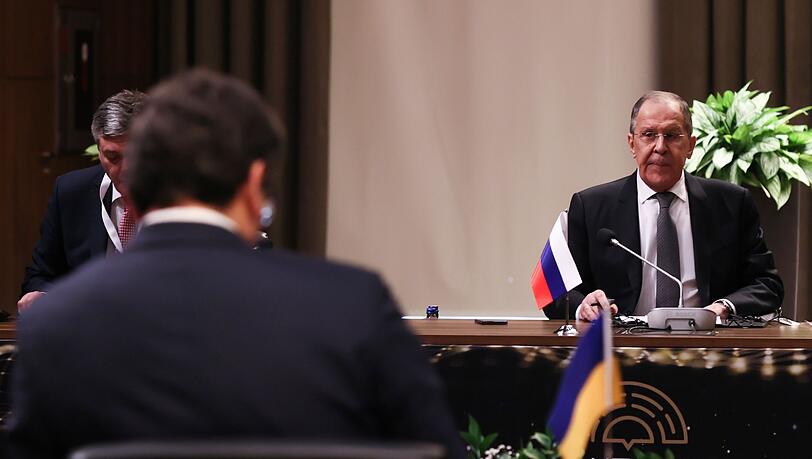 Auf Abstand: Ukraines Außenminister Dmytro Kuleba (vorne links) und der russische Außenminister Sergej Lawrow sitzen sich in Antalya gegenüber - zum ersten Mal seit Kriegsbeginn.