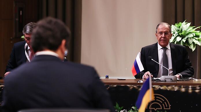 Auf Abstand: Ukraines Außenminister Dmytro Kuleba (vorne links) und der russische Außenminister Sergej Lawrow sitzen sich in Antalya gegenüber - zum ersten Mal seit Kriegsbeginn.
