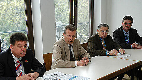 Sie fordern die Nürnberger auf, den NPD-Aufzug entlang der Strecke zu ignorieren: Stephan Doll (DGB), OB Ulrich Maly, Arno Hamburger (Israelitische Kultusgemeinde), Dekan Robert Pappenheimer (v.l.).