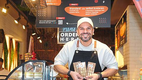 Neben der Tafel verkauft Adamopoulos auch seine Loukoumades in der Dubai-Variante. Fotos: Daniel von Loeper