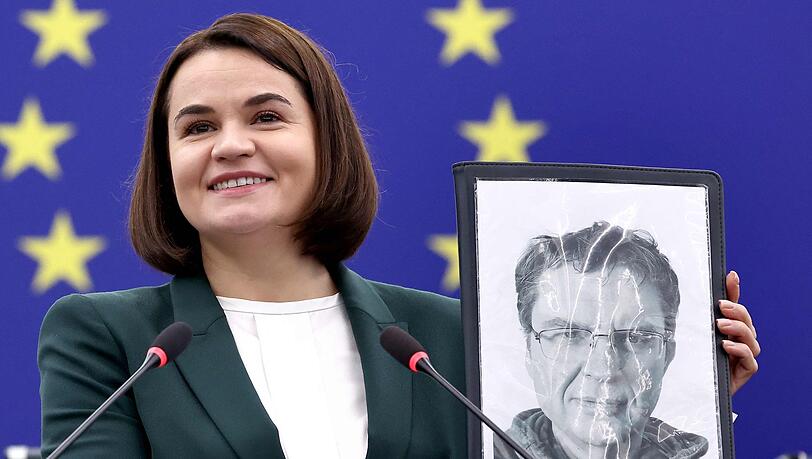 Die belarussische Oppositionsführerin Swetlana Tichanowskaja zeigt ein Bild von Andrzej Poczobut.
