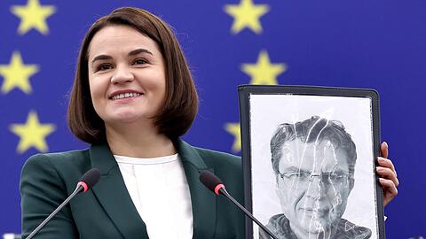 Die belarussische Oppositionsführerin Swetlana Tichanowskaja zeigt ein Bild von Andrzej Poczobut.