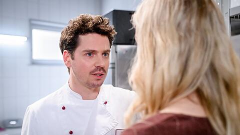 "Sturm der Liebe": Larissa (r.) bittet Kilian (l.) um einen delikaten Gefallen.