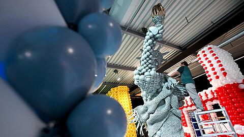Ballonk&uuml;nstler arbeiten w&auml;hrend eines Pressetermins vor der Er&ouml;ffnung der Ausstellung &bdquo;Luftballonwelten&ldquo; im Pineapple Park an ihren Objekten.