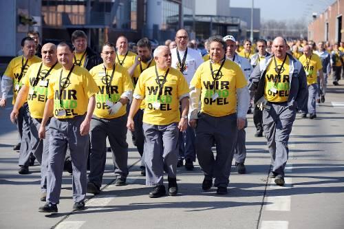 Opel-Mitarbeiter in Rüsselsheim: Ohne Job-Streichungen wird es in keinem Fall abgehen.