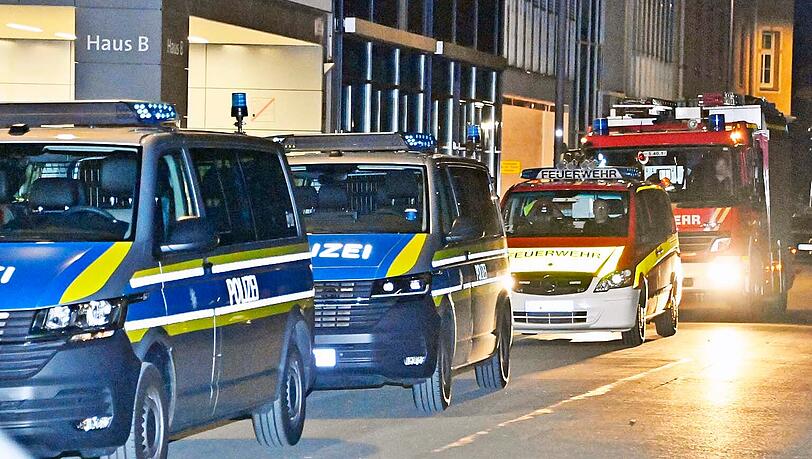 Auf die M&uuml;nchner Firmenzentrale von Rohde & Schwarz ist ein Brandanschlag ver&uuml;bt worden. Zahlreiche Einsatzkr&auml;fte von Polizei und Feuerwehr waren vor Ort.