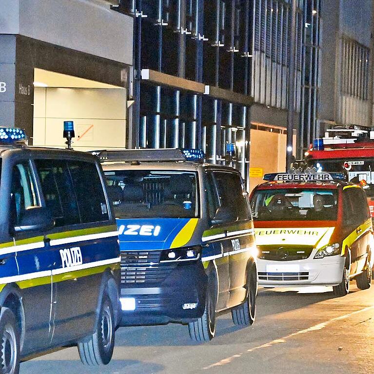 Auf die M&uuml;nchner Firmenzentrale von Rohde & Schwarz ist ein Brandanschlag ver&uuml;bt worden. Zahlreiche Einsatzkr&auml;fte von Polizei und Feuerwehr waren vor Ort.