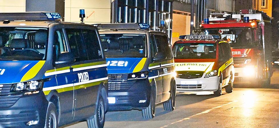 Auf die M&uuml;nchner Firmenzentrale von Rohde & Schwarz ist ein Brandanschlag ver&uuml;bt worden. Zahlreiche Einsatzkr&auml;fte von Polizei und Feuerwehr waren vor Ort.