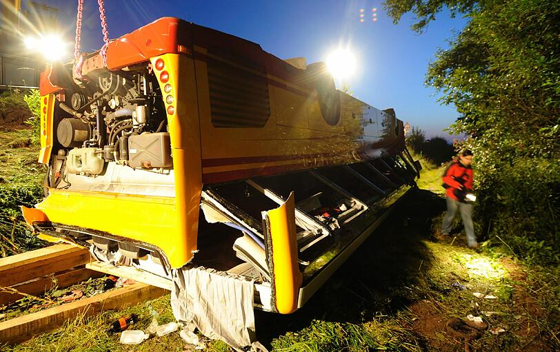 Nach dem Unfall auf der A 93. Der Bus musste mit einem Kran gehoben werden - die Bilder von der Unfallstelle.
