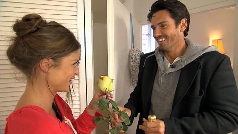 Alissa freut sich über den Besuch und die mitgebrachte Rose vom Bachelor.