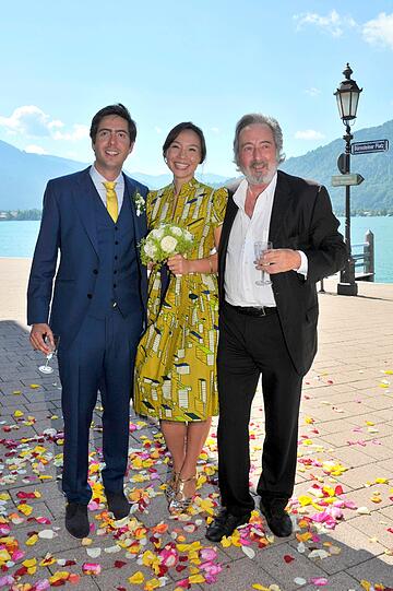 Das Brautpaar David Dietl und Lydie Leschak mit dem Regisseur Helmut Dietl.