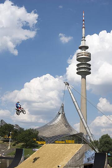 Waghalsige Jumps und das über Wasser. Die Bilder vom Training der X-Fighters auf dem Olympiasee.