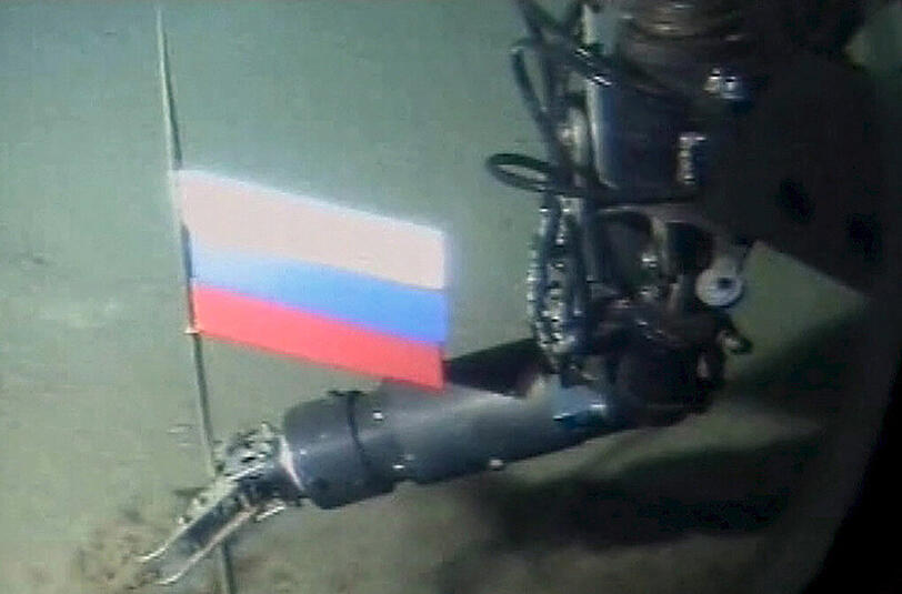 Russland zeigt Flagge - und zwar am Nordpol, 4261 Meter unter dem Wasserspiegel. Schon 2007 erhob Moskau mit dieser Aktion Anspruch auf einen Teil der Arktis.