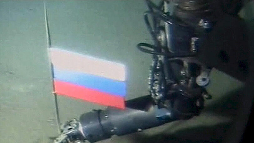 Russland zeigt Flagge - und zwar am Nordpol, 4261 Meter unter dem Wasserspiegel. Schon 2007 erhob Moskau mit dieser Aktion Anspruch auf einen Teil der Arktis. Russland zeigt Flagge - und zwar am Nordpol, 4261 Meter unter dem Wasserspiegel. Schon 2007 erhob Moskau mit dieser Aktion Anspruch auf einen Teil der Arktis.