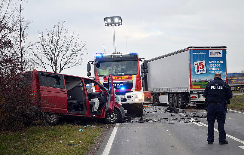 Bei Arnstadt in Thüringen kam ein Kleinbus aus bisher noch ungeklärter Ursache in den Gegenverkehr und prallte in einen LKW.