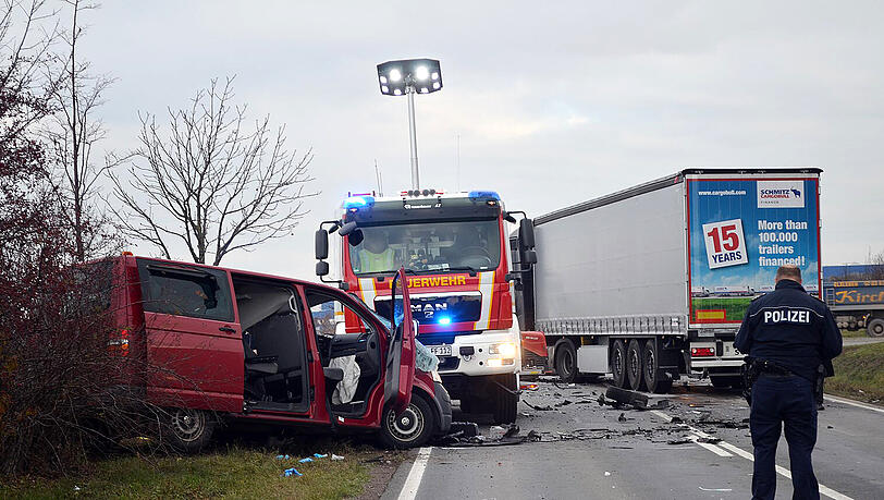 Bei Arnstadt in Thüringen kam ein Kleinbus aus bisher noch ungeklärter Ursache in den Gegenverkehr und prallte in einen LKW. Bei Arnstadt in Thüringen kam ein Kleinbus aus bisher noch ungeklärter Ursache in den Gegenverkehr und prallte in einen LKW.