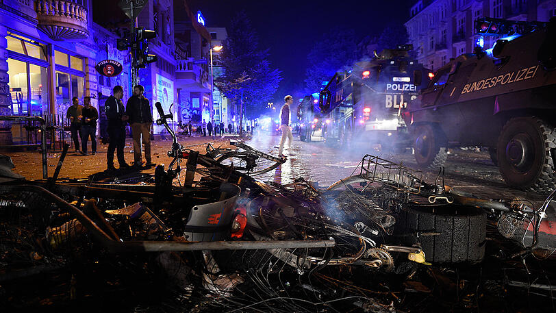 Bis tief in die Nacht dauert der Einsatz an - dann ist das Schanzenviertel endlich geräumt.