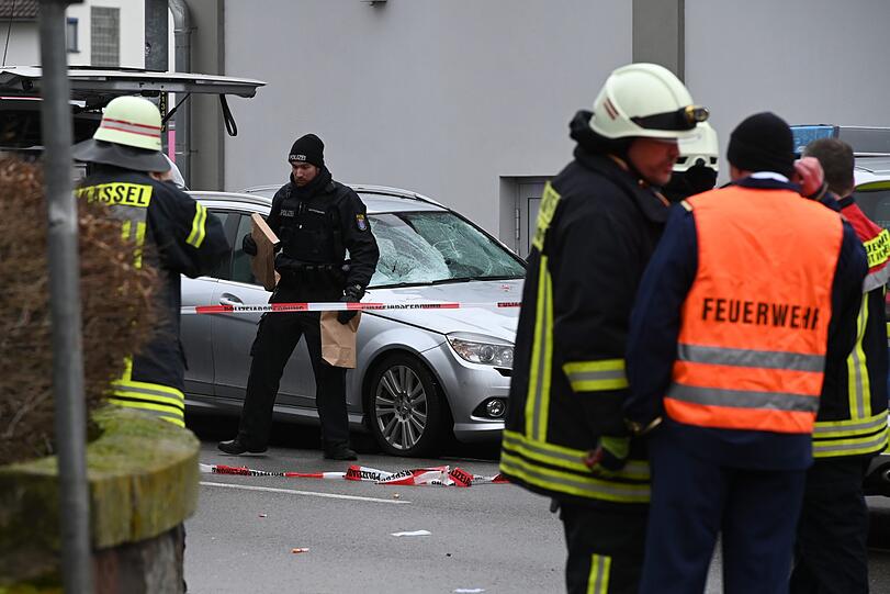 Am Montagnachmittag ist ein Mann mit seinem Mercedes in die Zuschauermenge beim Rosenmontagszug im nordhessischen Volkmarsen gefahren. Es wurden mehrere Menschen verletzt.