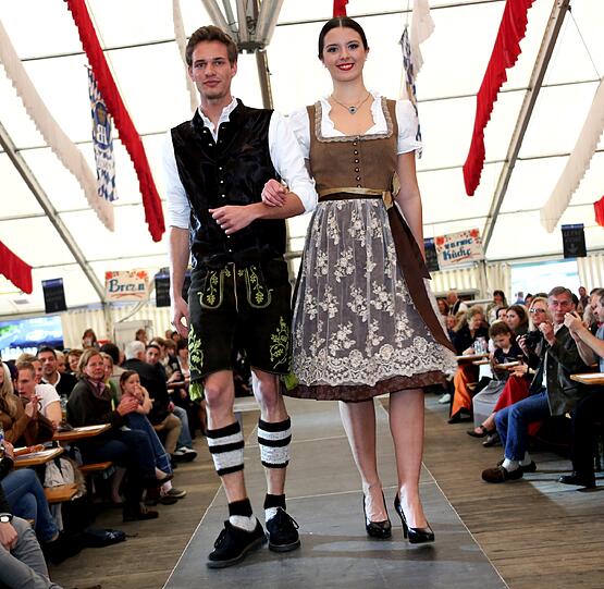 Trachtenmodenschau auf dem 27. Haderner Dorffest. Die Bilder.