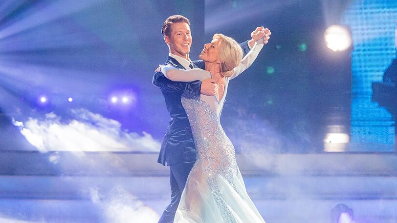 Ulrike von der Groeben, Sportmoderatorin, und Valentin Lusin, Profitänzer, tanzen in der RTL-Tanzshow "Let's Dance".