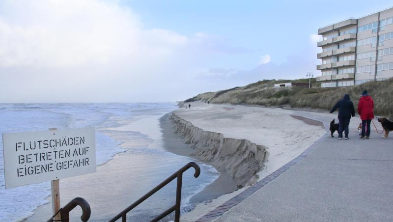 Der Strand ist weg: Die Nordseeinsel Wangerooge leidet schwer unter den Folgen von Sturmtief "Sabine". Der Strand ist weg: Die Nordseeinsel Wangerooge leidet schwer unter den Folgen von Sturmtief "Sabine".