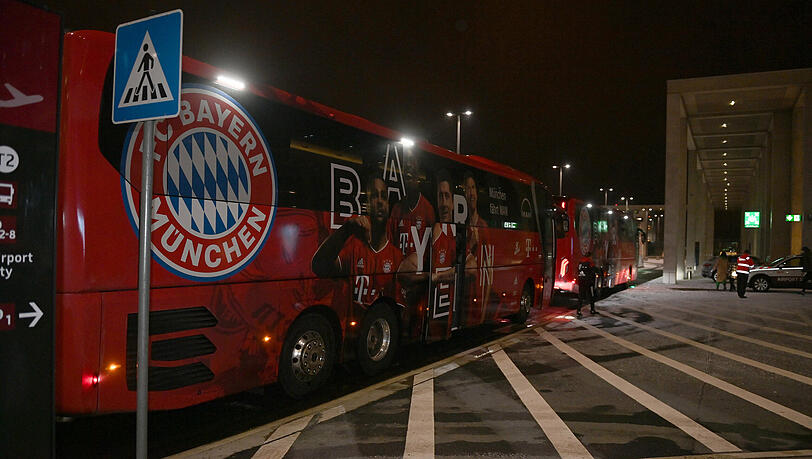 Die Mannschaftsbusse des FC Bayern am Berliner Flughafen.