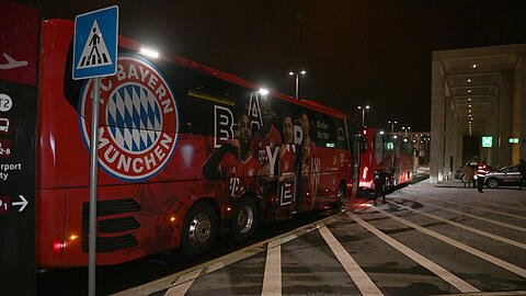 Die Mannschaftsbusse des FC Bayern am Berliner Flughafen.
