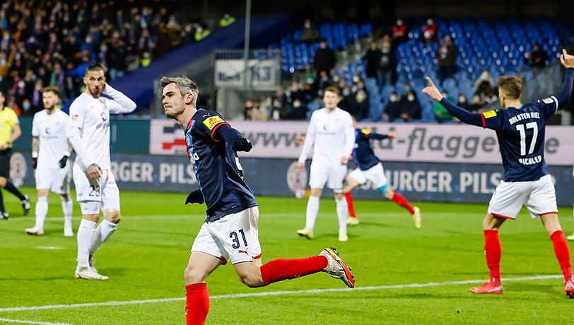 Kiels Fin Bartels (l) jubelt nach seinem Tor zum zwischenzeitlichen 1:0.