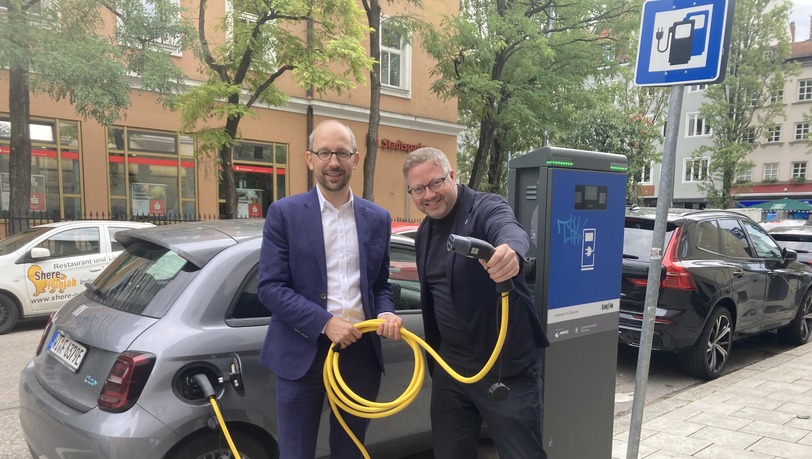 An der Kaiserstraße werden die kleinteiligen Probleme der Elektromobilität sichtbar. Nicht jedes E-Auto (im Bild) ist so kompakt wie das von Stadtrat Nikolaus Gradl (l., SPD). Viele sind so groß, dass sie zwei Ladesäulen-Parkplätze blockieren. Auch Lars Mentrup - gelegentlich Leihauto-Fahrer - ist großer E-Mobil-Fan.