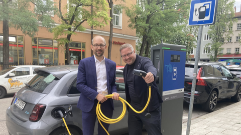 An der Kaiserstraße werden die kleinteiligen Probleme der Elektromobilität sichtbar. Nicht jedes E-Auto (im Bild) ist so kompakt wie das von Stadtrat Nikolaus Gradl (l., SPD). Viele sind so groß, dass sie zwei Ladesäulen-Parkplätze blockieren. Auch Lars Mentrup - gelegentlich Leihauto-Fahrer - ist großer E-Mobil-Fan.