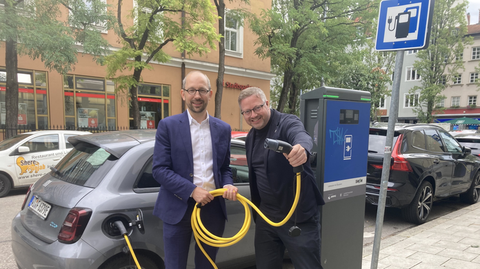 An der Kaiserstraße werden die kleinteiligen Probleme der Elektromobilität sichtbar. Nicht jedes E-Auto (im Bild) ist so kompakt wie das von Stadtrat Nikolaus Gradl (l., SPD). Viele sind so groß, dass sie zwei Ladesäulen-Parkplätze blockieren. Auch Lars Mentrup - gelegentlich Leihauto-Fahrer - ist großer E-Mobil-Fan.