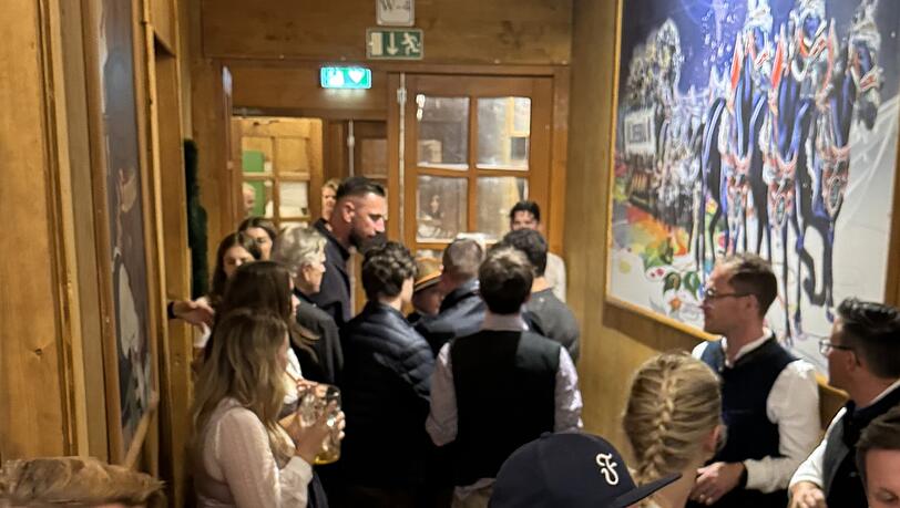 Direkt neben der Box von Bill Kaulitz brach auf dem Oktoberfest ein Gerangel aus. Der Bodyguard des Sängers beruhigte die Situation. Direkt neben der Box von Bill Kaulitz brach auf dem Oktoberfest ein Gerangel aus. Der Bodyguard des Sängers beruhigte die Situation.