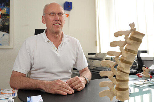 Interessiert sich auch fürs seelische Wohlbefinden seiner Patienten: der Nürnberger Orthopäde Dr. Rolf Jacob.