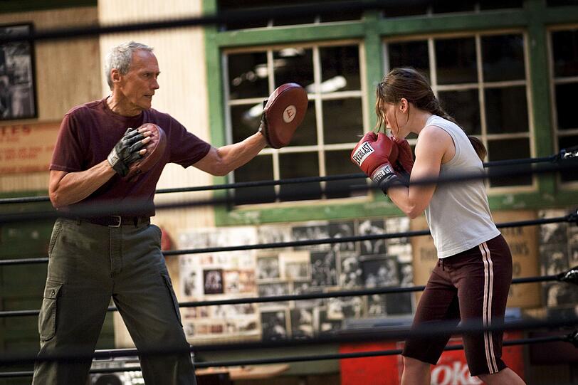 Frankie (Clint Eastwood) macht Maggie (Hilary Swank) fit f&uuml;r ihre Boxk&auml;mpfe. Der Trainer ist zunehmend begeistert von ihrem Talent.