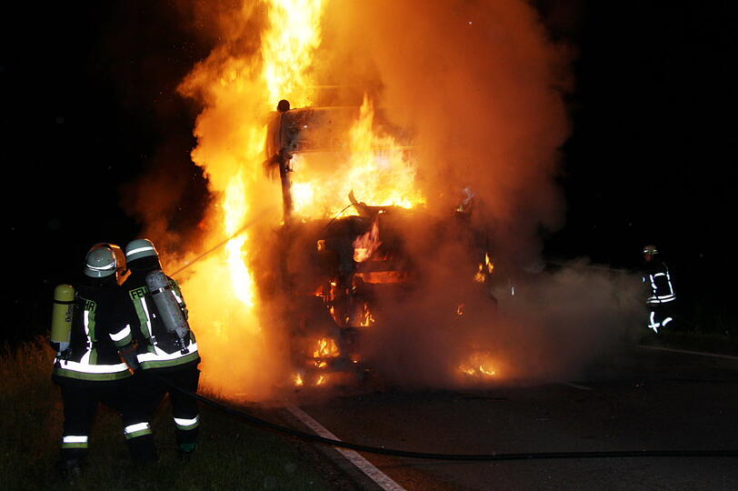 Als die Feuerwehr ankam um den Brand zu löschen, stand das Fahrzeug bereits vollständig in Flammen. Die Bilder von der Löschaktion.