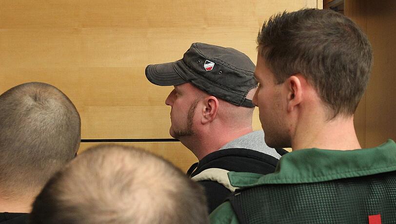 Neonazi Martin Wiese steht am 25.09.2013 im Landgericht Würzburg hinter einem Polizeibeamten. Im Berufungsprozess gegen den 37-Jährigen wegen Volksverhetzung und Bedrohung wird heute das Urteil erwartet. Neonazi Martin Wiese steht am 25.09.2013 im Landgericht Würzburg hinter einem Polizeibeamten. Im Berufungsprozess gegen den 37-Jährigen wegen Volksverhetzung und Bedrohung wird heute das Urteil erwartet.