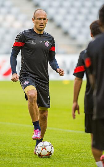 Der FC Bayern beim Abschlusstraining in der Allianz Arena. Mit dabei: Arjen Robben und Thiago.