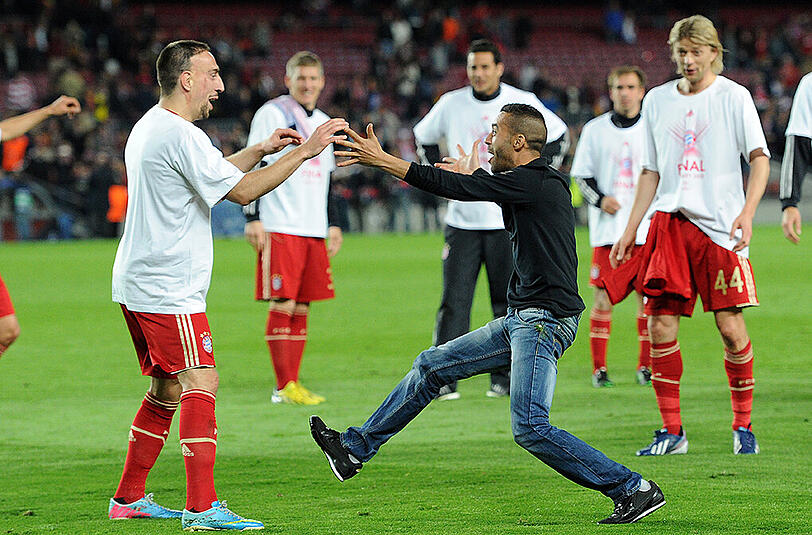 Aber Ribéry macht auch angenehmere Erfahrungen mit Flitzern. Wie zum Beispiel in Barcelona 2013 nach dem Einzug ins Finale der Champions League. Als die Bayern den 3:0-Sieg bejubeln, gesellt sich ein Fan dazu.