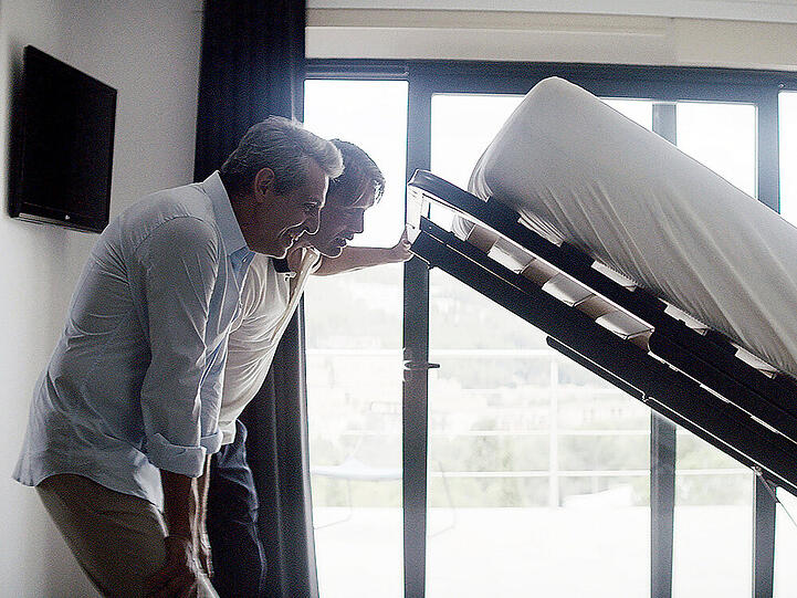Endlich entdeckt Dejan Cukic (li.) die von Mads Mikkelsen versprochene Überraschung unterm Bett