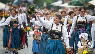 Teilnehmer des traditionellen Auszugs zum Gäubodenvolksfest ziehen in Tracht durch die Altstadt von Straubing. Teilnehmer des traditionellen Auszugs zum Gäubodenvolksfest ziehen in Tracht durch die Altstadt von Straubing.