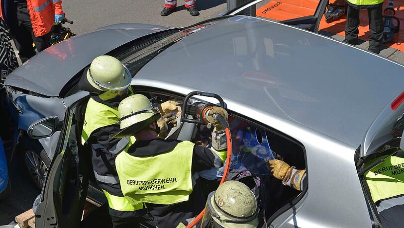 Behutsam bergen die Feuerwehrleute den 27-Jährigen