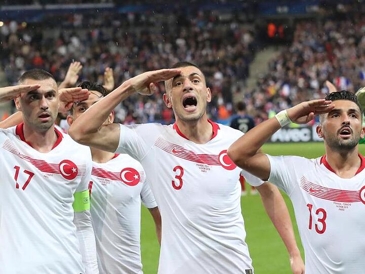 Die türkischen Spieler salutierten nach dem Spiel in Frankreich.
