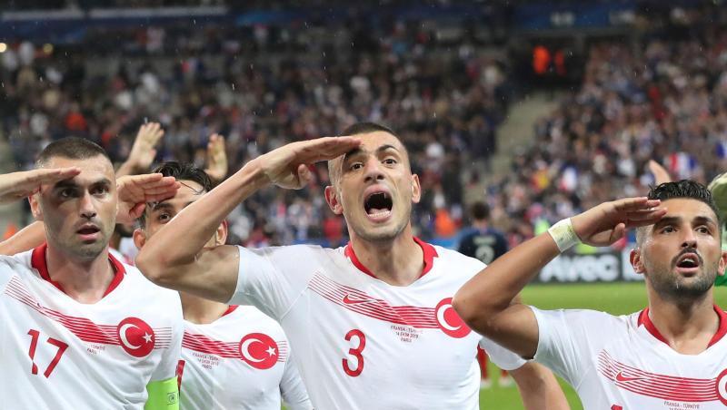 Die türkischen Spieler salutierten nach dem Spiel in Frankreich. Die türkischen Spieler salutierten nach dem Spiel in Frankreich.