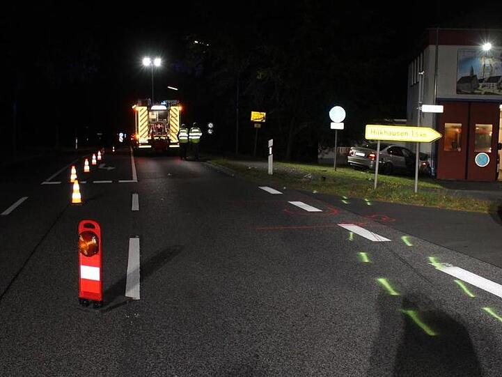 Das Wrack des Unfallwagens an einer Ecke des Feuerwehrgerätehauses in Weyerbusch.