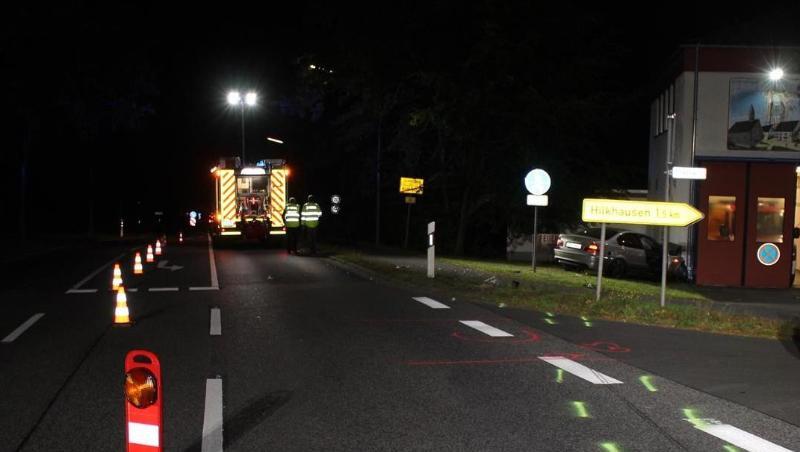 Das Wrack des Unfallwagens an einer Ecke des Feuerwehrgerätehauses in Weyerbusch. Das Wrack des Unfallwagens an einer Ecke des Feuerwehrgerätehauses in Weyerbusch.