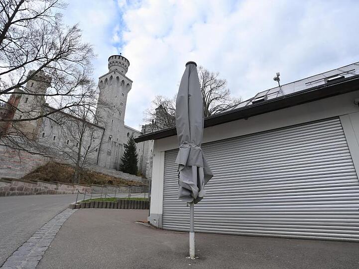 Geschlossenes Souvenirgeschäft unterhalb von Schloss Neuschwanstein. Foto: Karl-Josef Hildenbrand/dpa