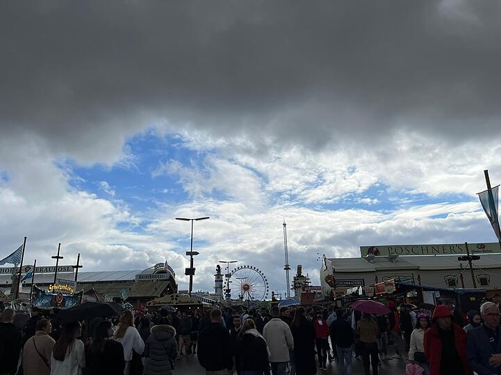Die Wiesn fängt bekanntlich im September an – das Wetter am ersten Tag ist aber eher wie im April.
